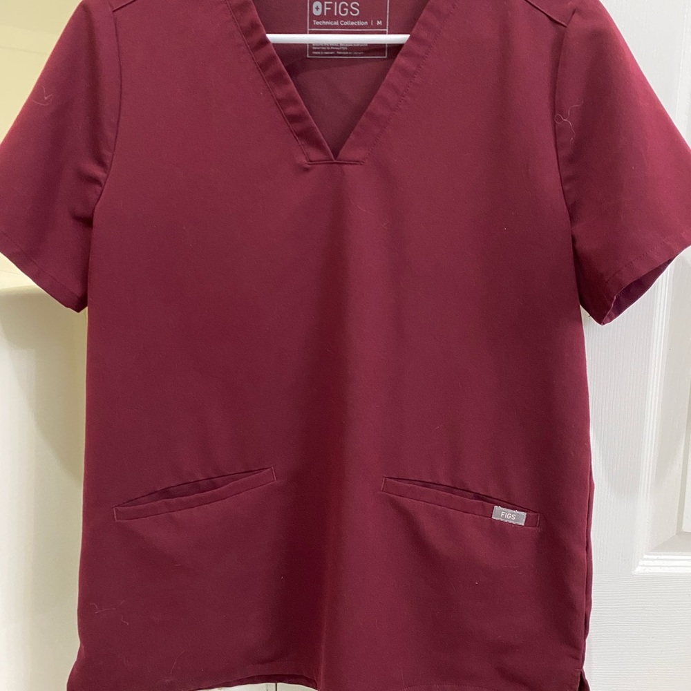 Figs top medium burgundy